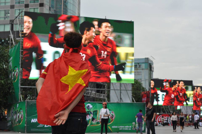 [CẬP NHẬT] Biển người ở quê nhà mong chờ U23 Việt Nam chiến thắng U23 Syria - Ảnh 16.