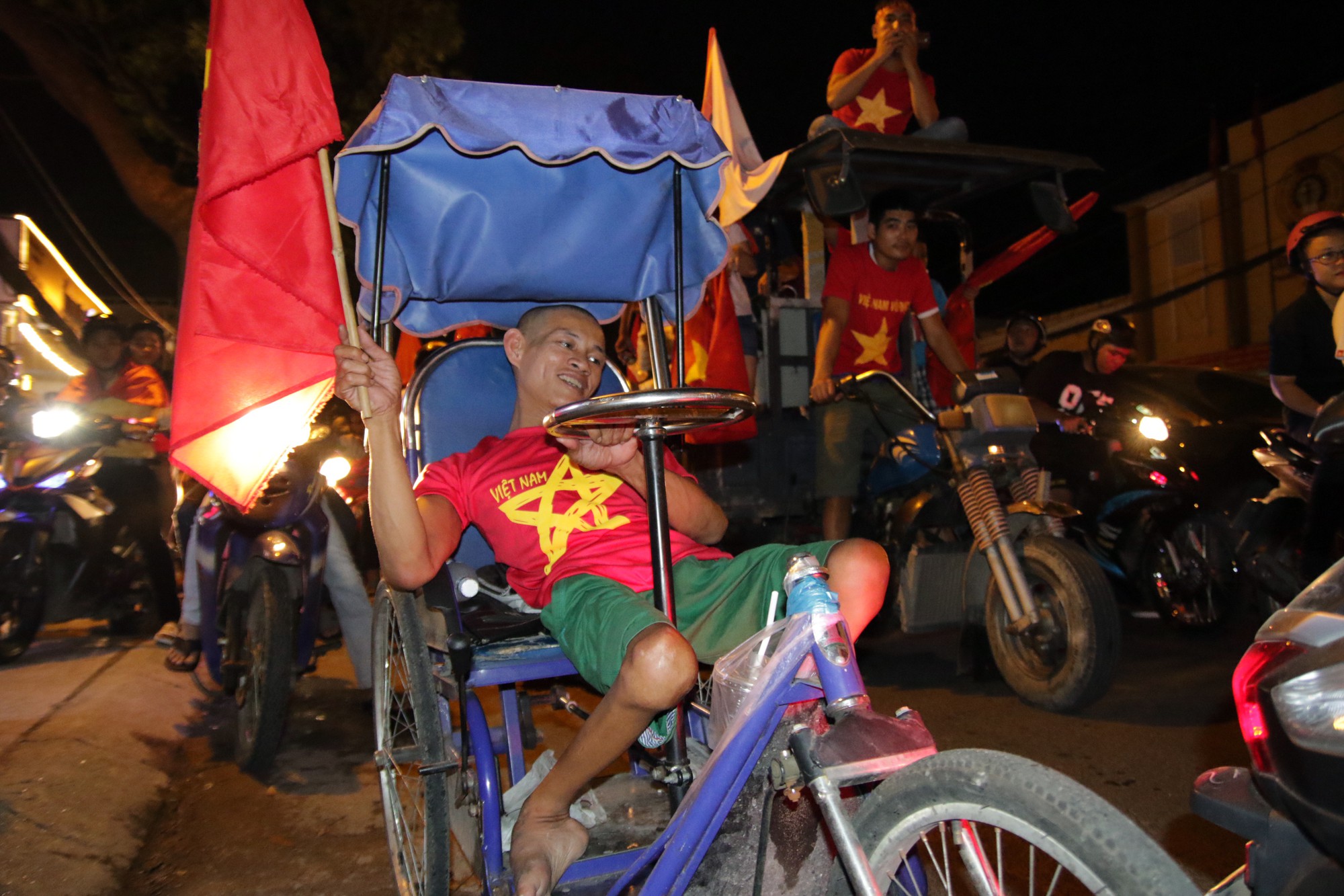 Hình ảnh ăn mừng chiến thắng của U23 Việt Nam gây xúc động ở Sài Gòn - Ảnh 2.