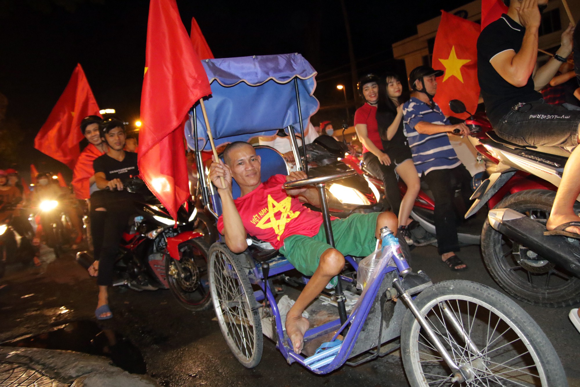 Hình ảnh ăn mừng chiến thắng của U23 Việt Nam gây xúc động ở Sài Gòn - Ảnh 3.