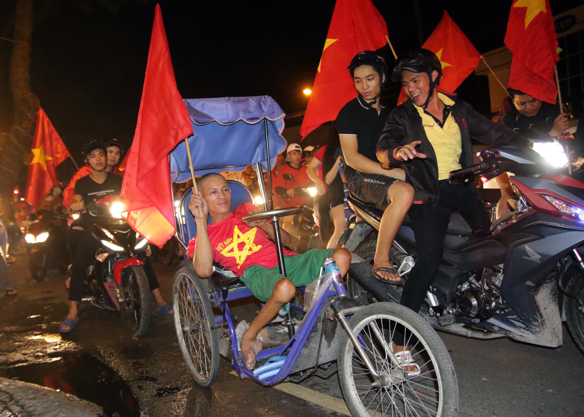 Hình ảnh ăn mừng chiến thắng của U23 Việt Nam gây xúc động ở Sài Gòn - Ảnh 5.
