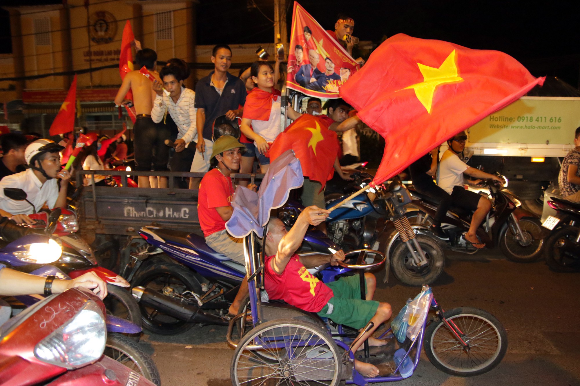 Hình ảnh ăn mừng chiến thắng của U23 Việt Nam gây xúc động ở Sài Gòn - Ảnh 4.