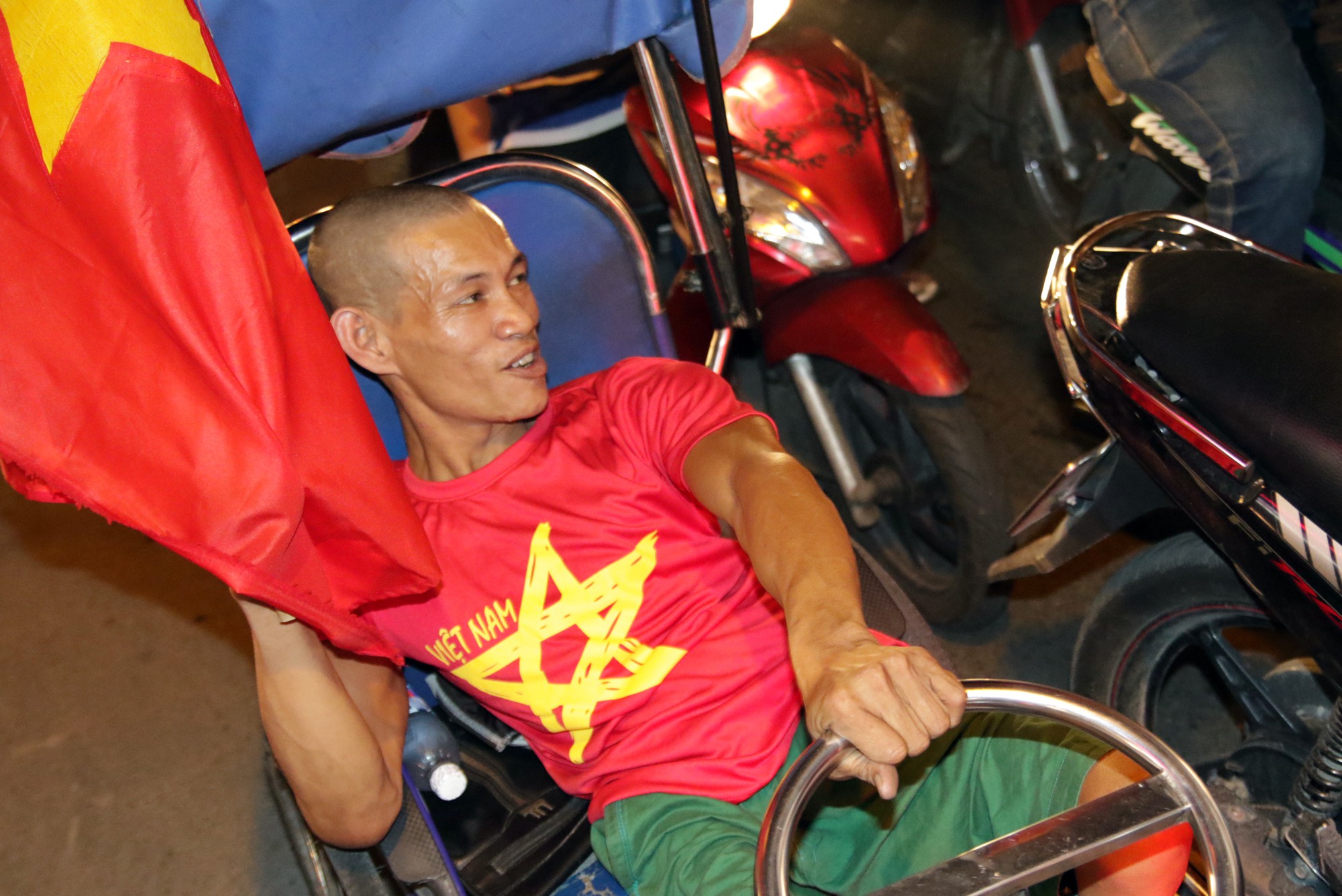 Hình ảnh ăn mừng chiến thắng của U23 Việt Nam gây xúc động ở Sài Gòn - Ảnh 6.