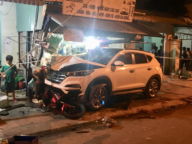 Tránh hai học sinh qua đường, ô tô tông 4 xe máy khiến 2 người tử vong - Ảnh 2.