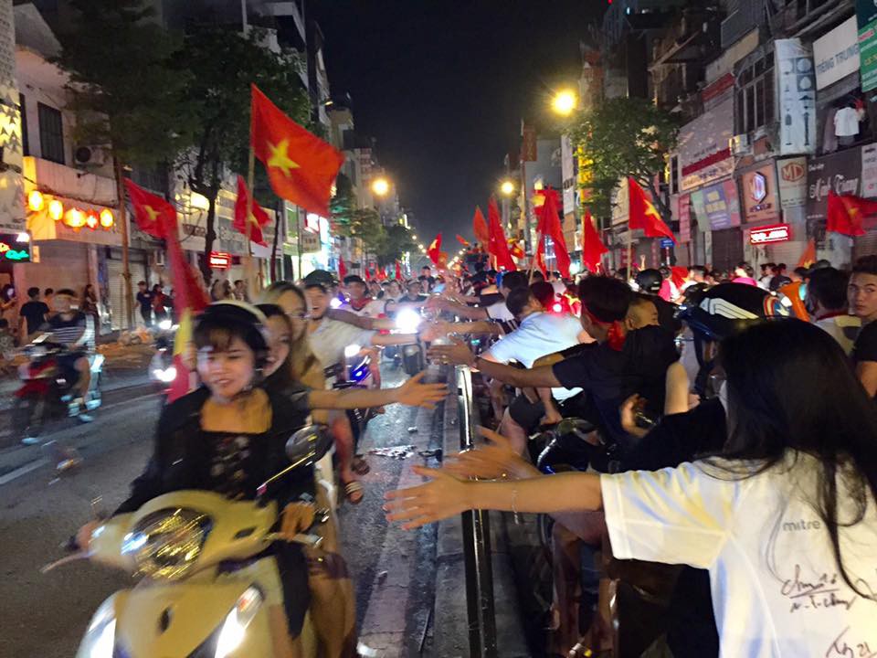 Chùm ảnh: Cái chạm tay của những người lạ nhưng cùng tình yêu bóng đá sau chiến thắng nghẹt thở của Olympic Việt Nam - Ảnh 8. Chùm ảnh: Cái chạm tay của 'những người lạ' nhưng cùng tình yêu bóng đá sau chiến thắng nghẹt thở của Olympic Việt Nam 10