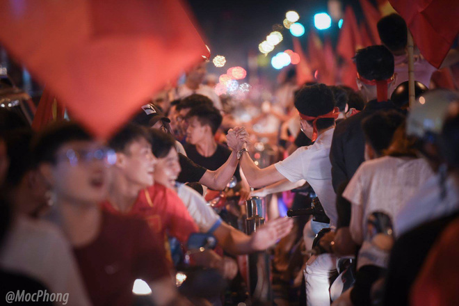 Chùm ảnh: Cái chạm tay của những người lạ nhưng cùng tình yêu bóng đá sau chiến thắng nghẹt thở của Olympic Việt Nam - Ảnh 4. Chùm ảnh: Cái chạm tay của 'những người lạ' nhưng cùng tình yêu bóng đá sau chiến thắng nghẹt thở của Olympic Việt Nam 4