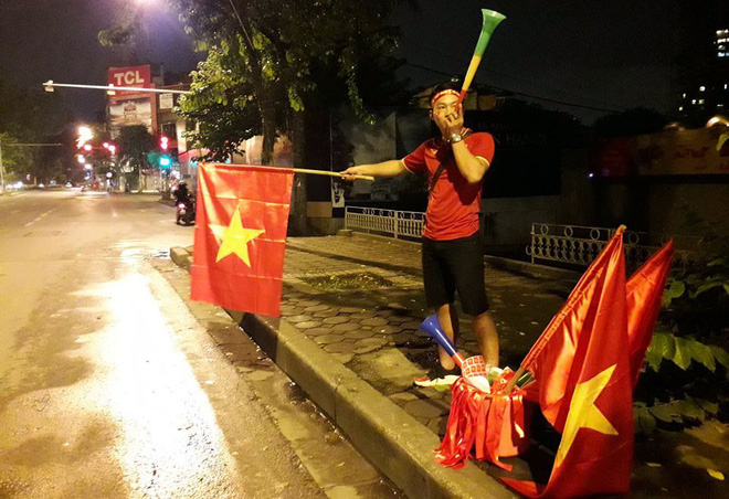 Đêm không ngủ ở Hà Nội sau chiến thắng ngây ngất lòng người của Olympic Việt Nam - Ảnh 4.