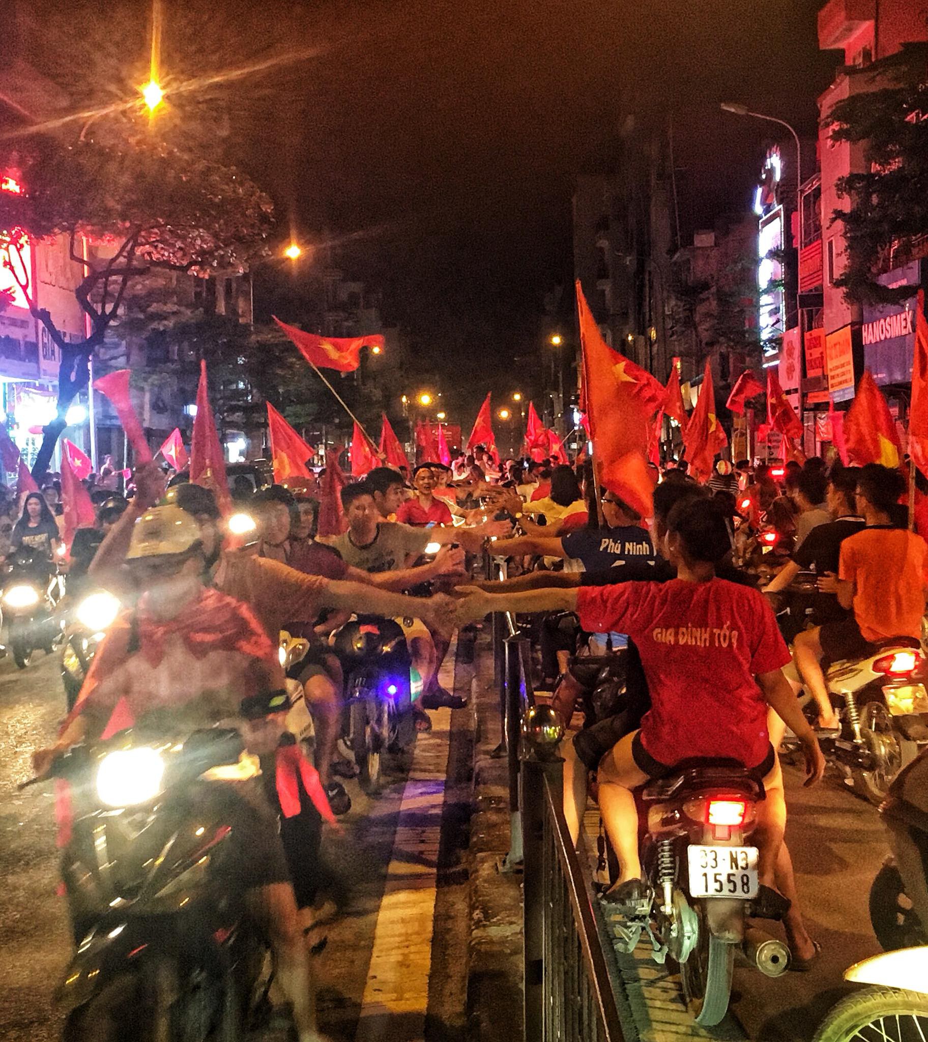Chùm ảnh: Cái chạm tay của những người lạ nhưng cùng tình yêu bóng đá sau chiến thắng nghẹt thở của Olympic Việt Nam - Ảnh 2. Chùm ảnh: Cái chạm tay của 'những người lạ' nhưng cùng tình yêu bóng đá sau chiến thắng nghẹt thở của Olympic Việt Nam 2