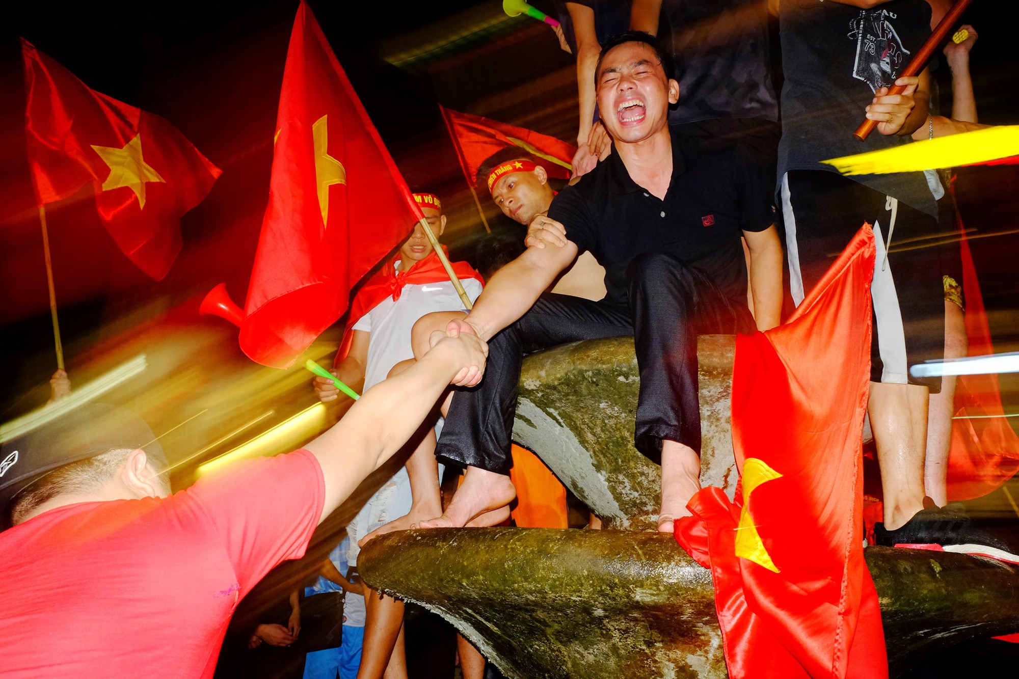 Chùm ảnh: Cái chạm tay của những người lạ nhưng cùng tình yêu bóng đá sau chiến thắng nghẹt thở của Olympic Việt Nam - Ảnh 9. Chùm ảnh: Cái chạm tay của 'những người lạ' nhưng cùng tình yêu bóng đá sau chiến thắng nghẹt thở của Olympic Việt Nam 11