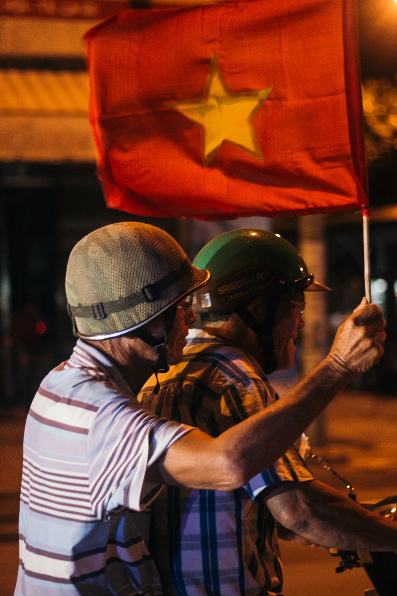 Chùm ảnh: Cái chạm tay của những người lạ nhưng cùng tình yêu bóng đá sau chiến thắng nghẹt thở của Olympic Việt Nam - Ảnh 11. Chùm ảnh: Cái chạm tay của 'những người lạ' nhưng cùng tình yêu bóng đá sau chiến thắng nghẹt thở của Olympic Việt Nam 13