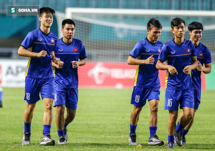 Bị phóng viên Hàn Quốc quây kín, U23 Việt Nam vội vàng đóng cửa tập kín - Ảnh 4. Bị phóng viên Hàn Quốc quây kín, U23 Việt Nam vội vàng 'đóng cửa' tập kín 4