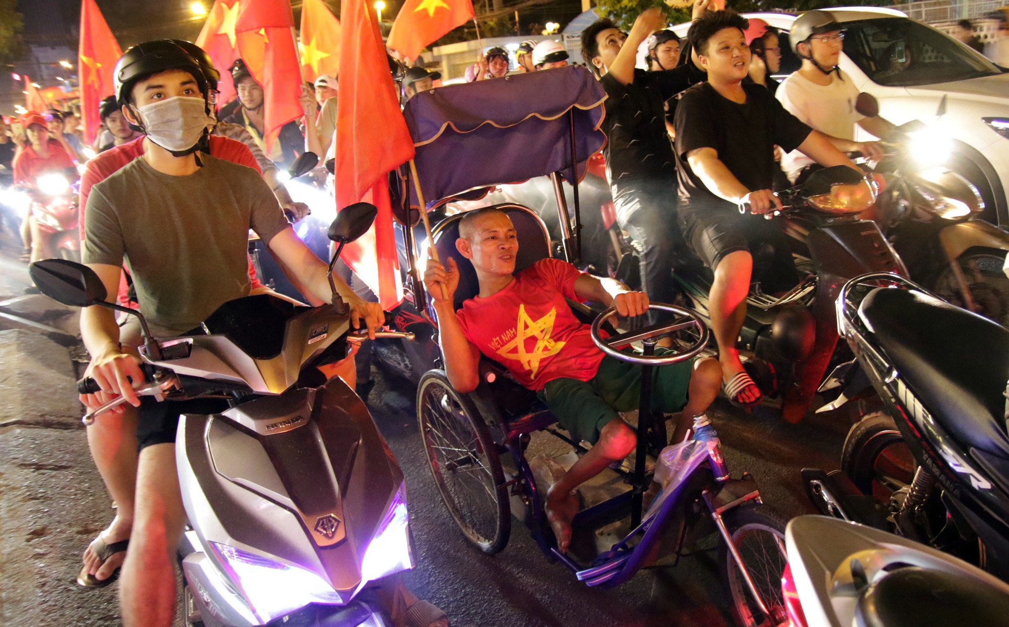 Hình ảnh ăn mừng chiến thắng của U23 Việt Nam gây xúc động ở Sài Gòn - Ảnh 7.
