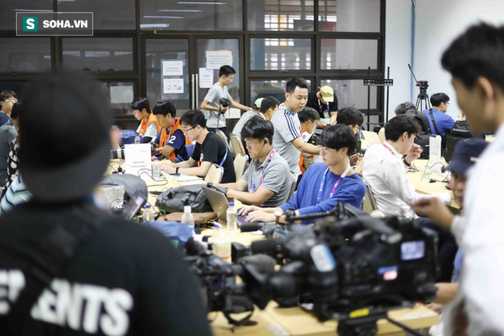 Bị phóng viên Hàn Quốc quây kín, U23 Việt Nam vội vàng đóng cửa tập kín - Ảnh 7.
