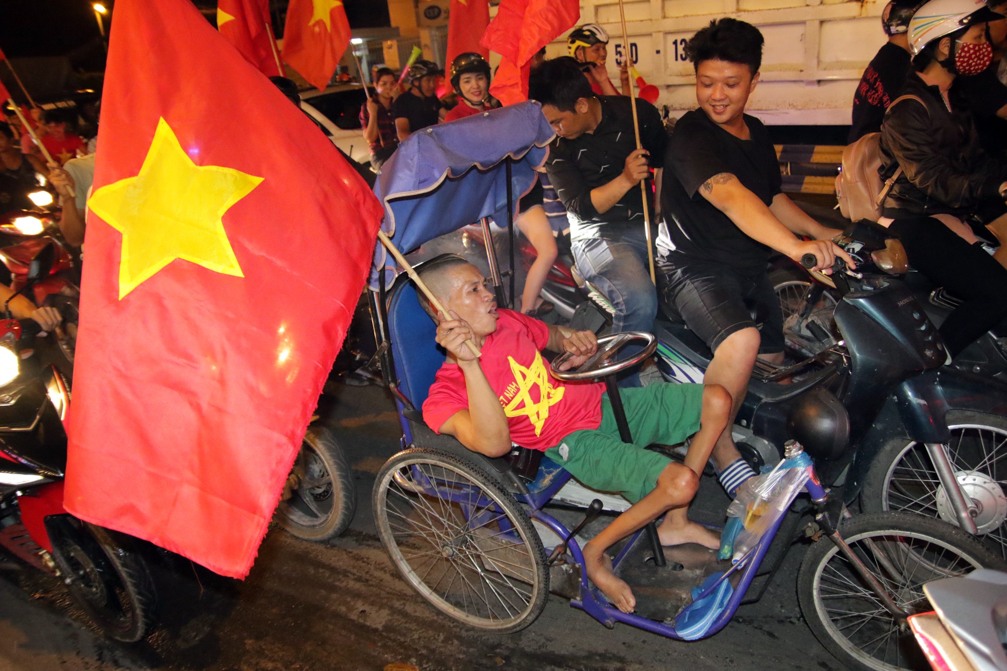 Hình ảnh ăn mừng chiến thắng của U23 Việt Nam gây xúc động ở Sài Gòn - Ảnh 8.