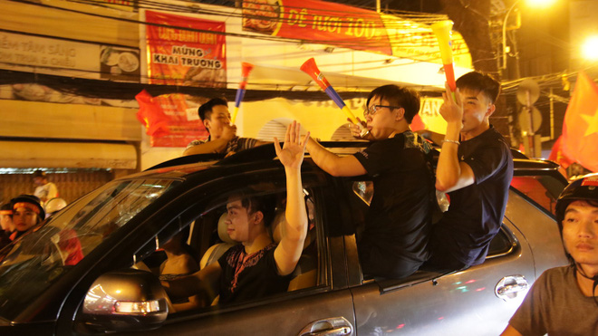 Người Sài Gòn bất chấp nguy hiểm leo lên nóc xe mừng chiến thắng của U23 Việt Nam - Ảnh 4.