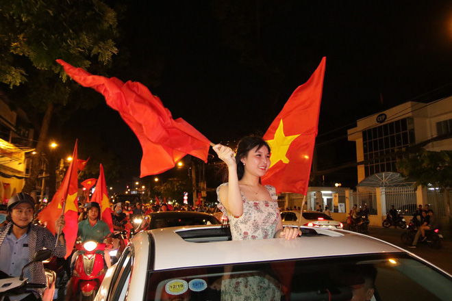 Người Sài Gòn bất chấp nguy hiểm leo lên nóc xe mừng chiến thắng của U23 Việt Nam - Ảnh 6.