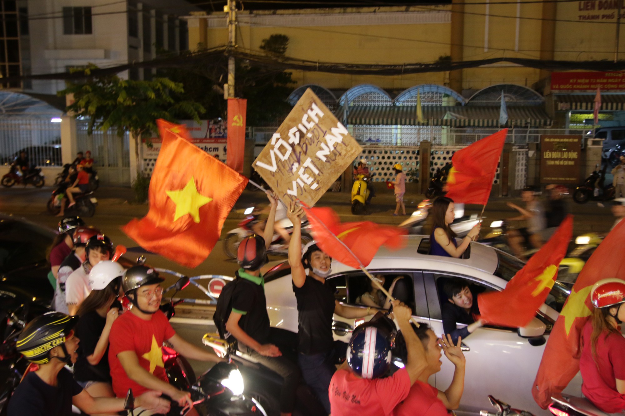 Hình ảnh ăn mừng chiến thắng của U23 Việt Nam gây xúc động ở Sài Gòn - Ảnh 9.
