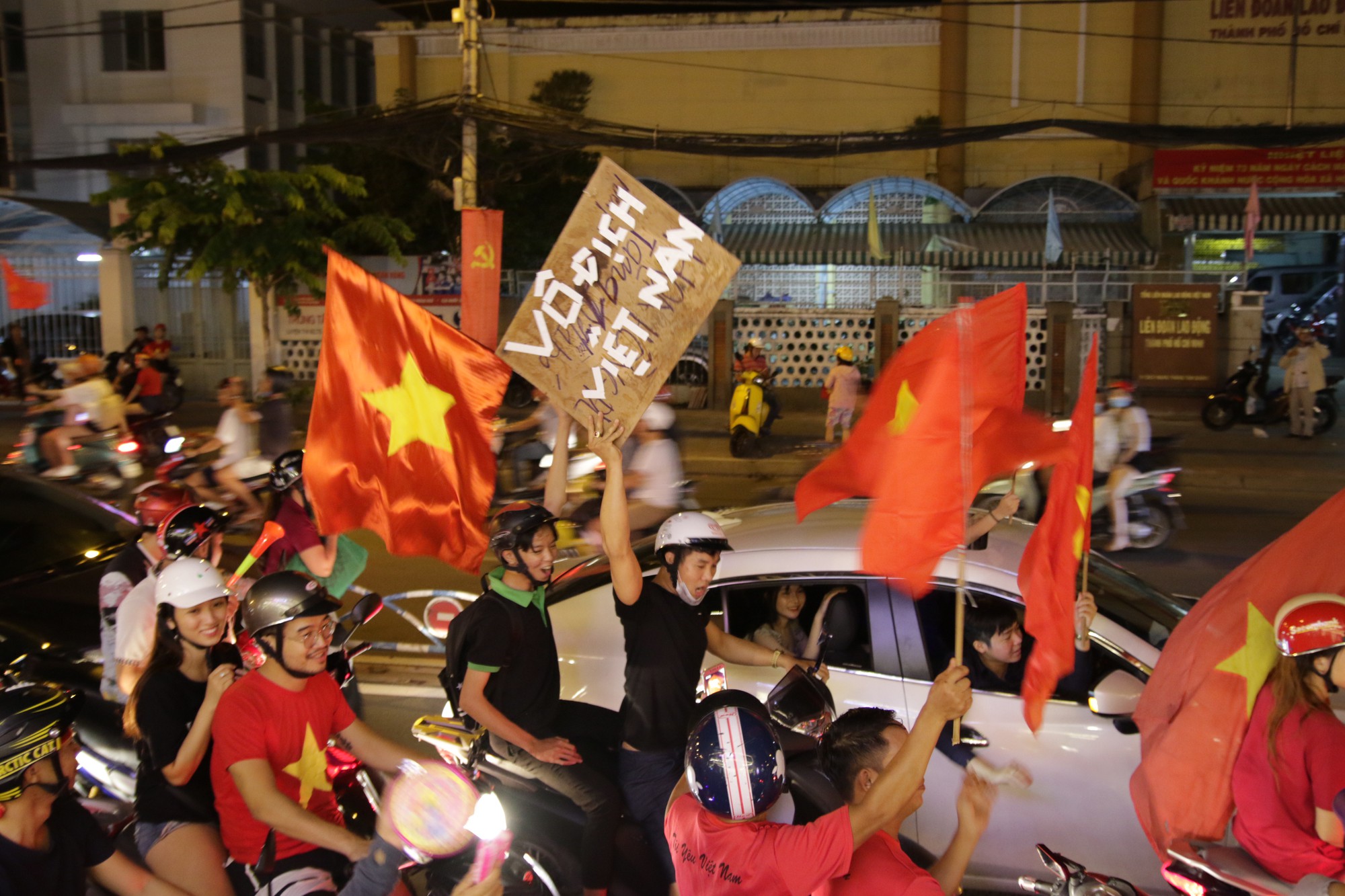 Hình ảnh ăn mừng chiến thắng của U23 Việt Nam gây xúc động ở Sài Gòn - Ảnh 10.