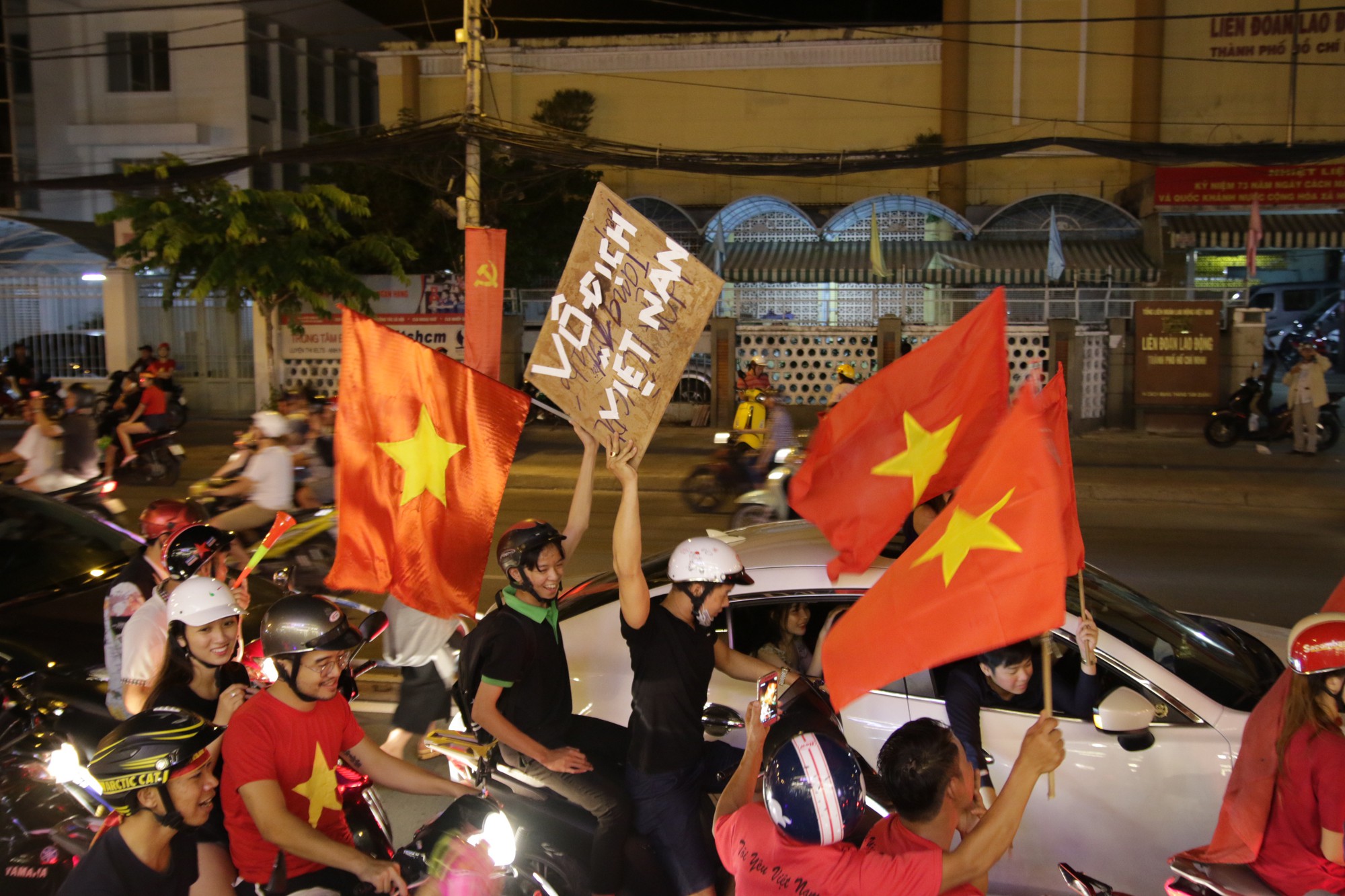 Hình ảnh ăn mừng chiến thắng của U23 Việt Nam gây xúc động ở Sài Gòn - Ảnh 11.