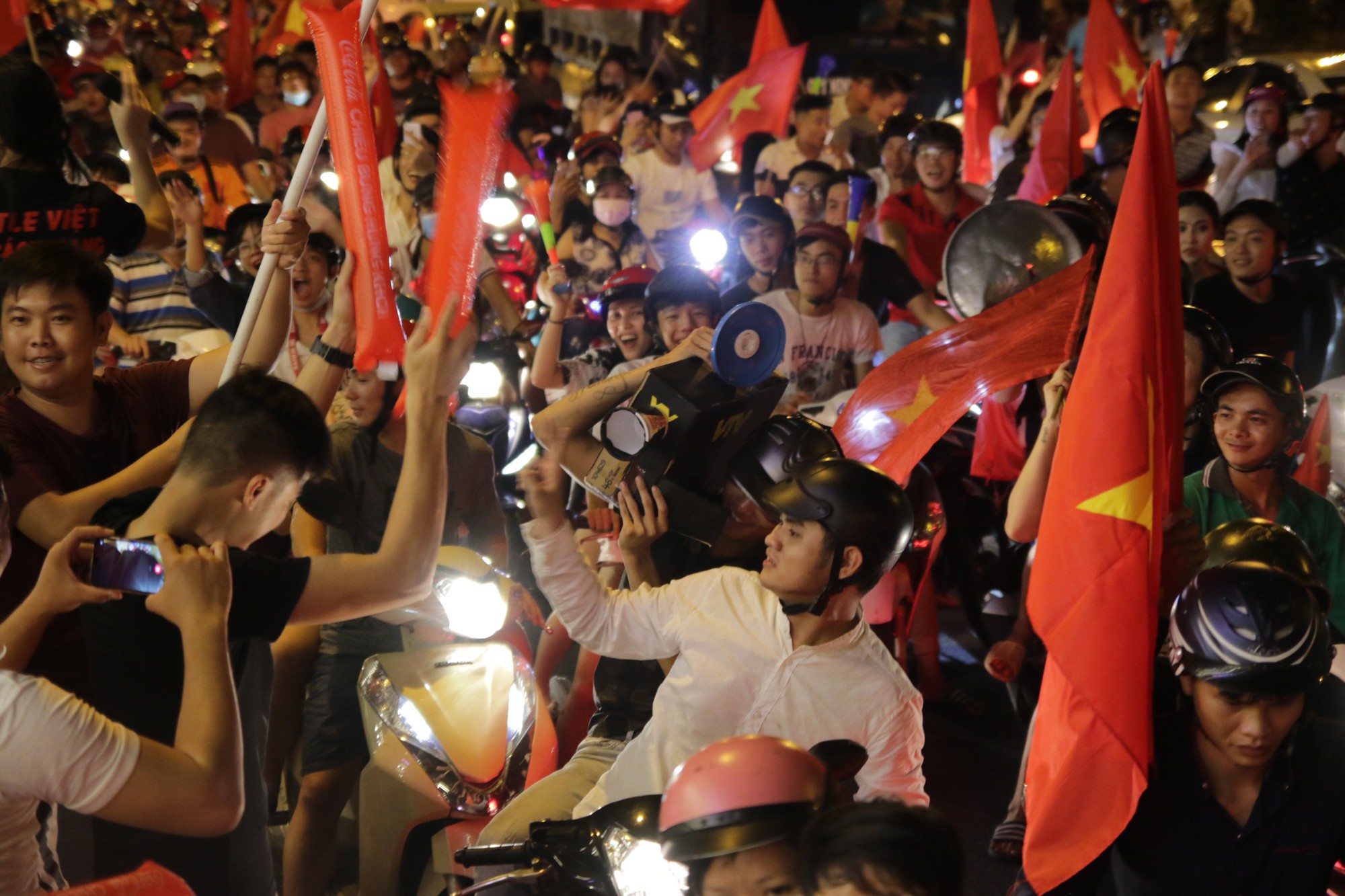 Hình ảnh ăn mừng chiến thắng của U23 Việt Nam gây xúc động ở Sài Gòn - Ảnh 12.