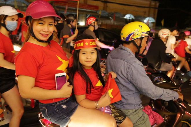 Người Sài Gòn bất chấp nguy hiểm leo lên nóc xe mừng chiến thắng của U23 Việt Nam - Ảnh 8.