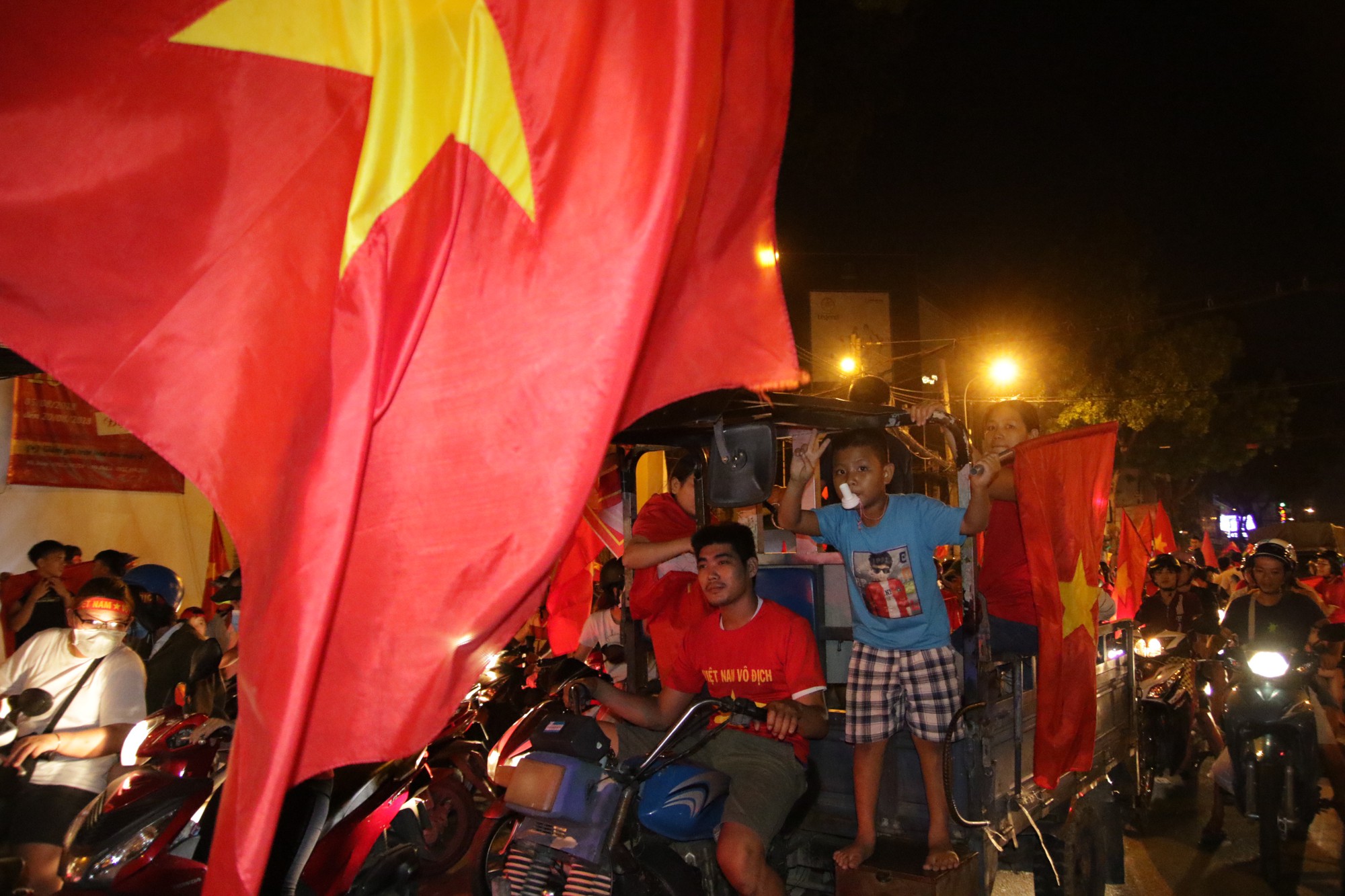 Hình ảnh ăn mừng chiến thắng của U23 Việt Nam gây xúc động ở Sài Gòn - Ảnh 13.