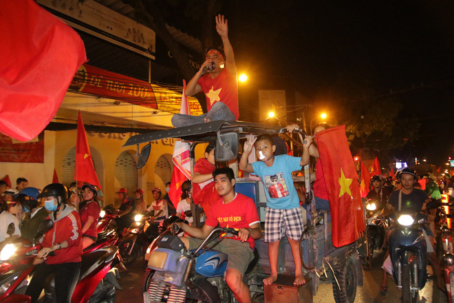 Người Sài Gòn bất chấp nguy hiểm leo lên nóc xe mừng chiến thắng của U23 Việt Nam - Ảnh 7.
