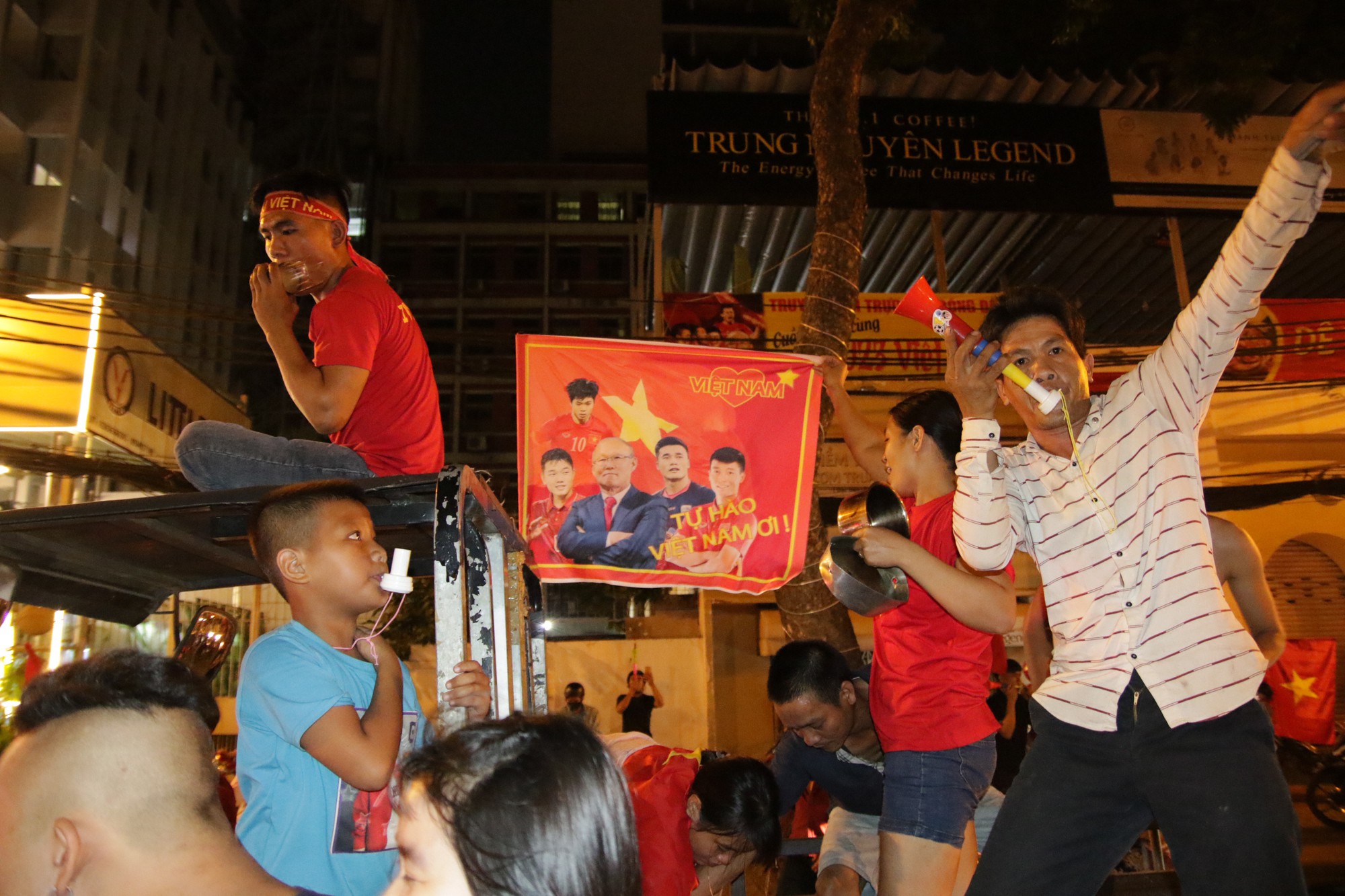 Hình ảnh ăn mừng chiến thắng của U23 Việt Nam gây xúc động ở Sài Gòn - Ảnh 15.