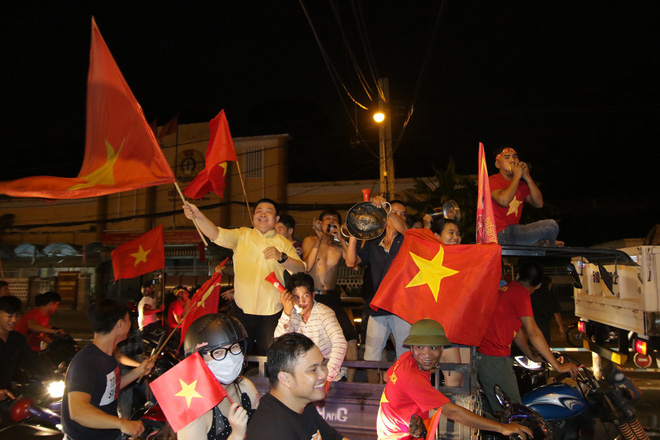Người Sài Gòn bất chấp nguy hiểm leo lên nóc xe mừng chiến thắng của U23 Việt Nam - Ảnh 9.