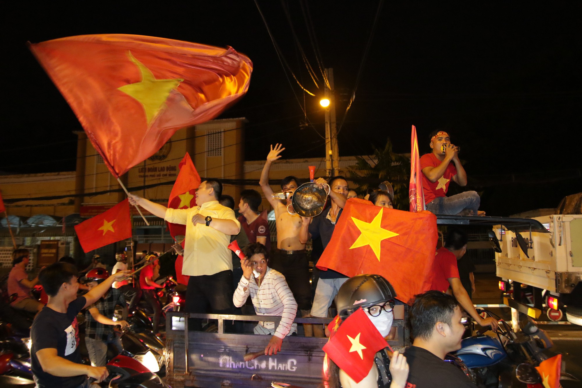 Hình ảnh ăn mừng chiến thắng của U23 Việt Nam gây xúc động ở Sài Gòn - Ảnh 1.
