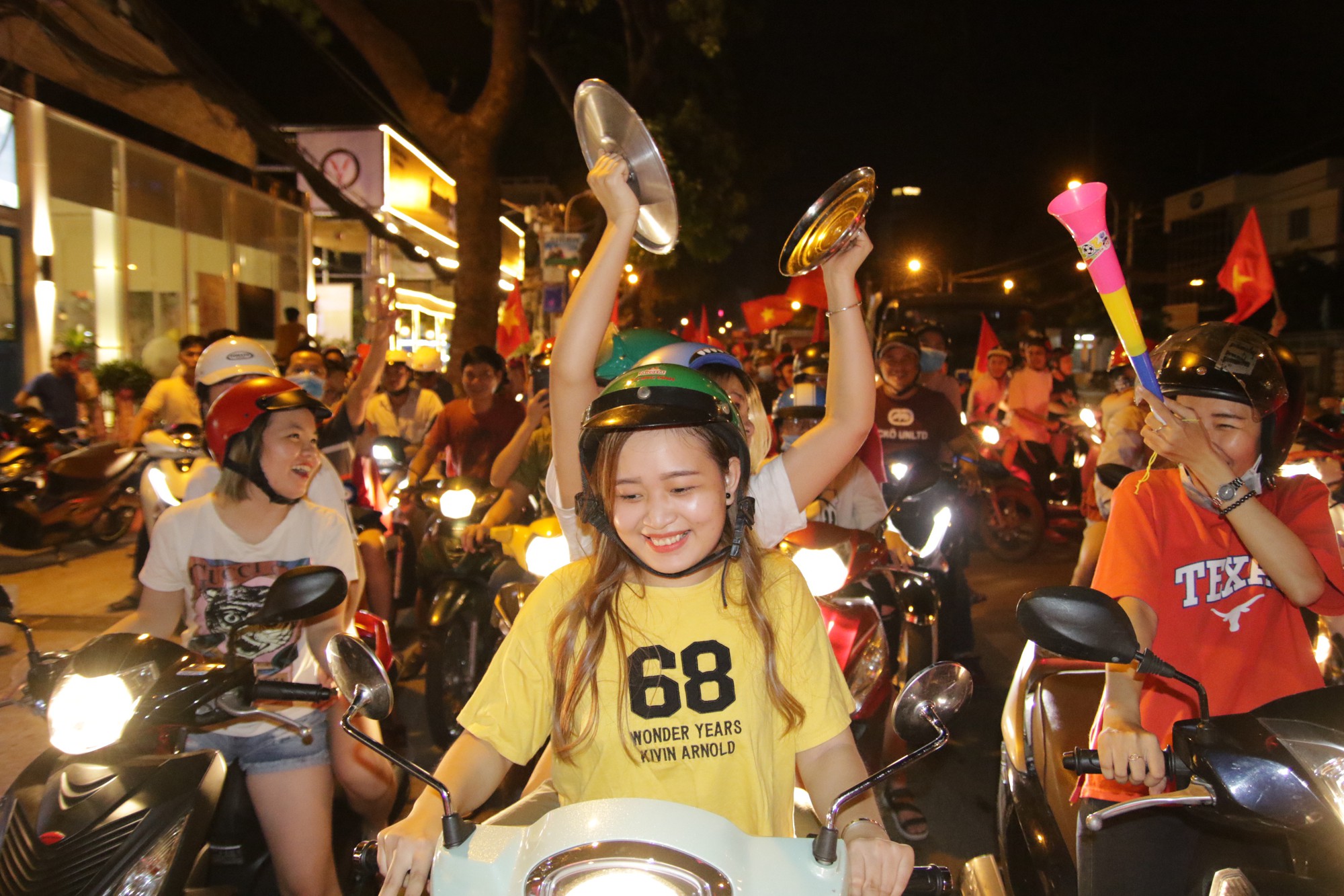 Hình ảnh ăn mừng chiến thắng của U23 Việt Nam gây xúc động ở Sài Gòn - Ảnh 14.