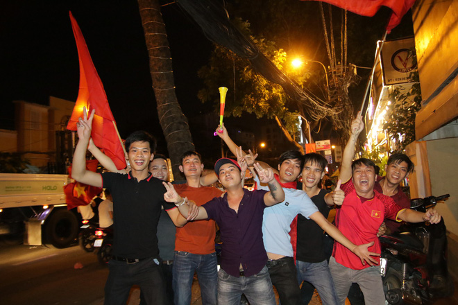 Người Sài Gòn bất chấp nguy hiểm leo lên nóc xe mừng chiến thắng của U23 Việt Nam - Ảnh 15.