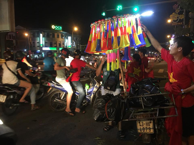 Việt Nam chiến thắng, hàng triệu người nhuộm đỏ đường phố, CĐV quá khích đốt pháo sáng - Ảnh 11. Việt Nam chiến thắng, hàng triệu người nhuộm đỏ đường phố, CĐV quá khích đốt pháo sáng 11