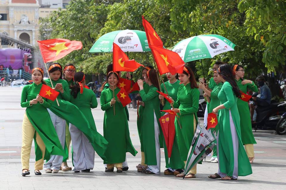 Các cô gái Sài Gòn mặc áo dài, mang cờ đỏ đi cổ vũ tuyển U23 Việt Nam - Ảnh 5.