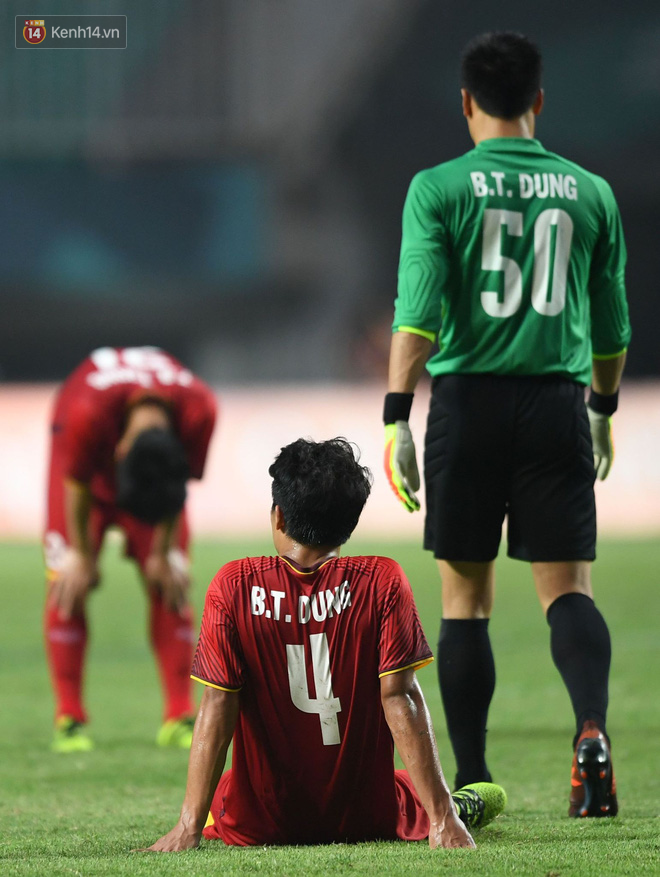 HLV Park Hang Seo cúi đầu giấu nỗi buồn sau trận thua Hàn Quốc - Ảnh 6.