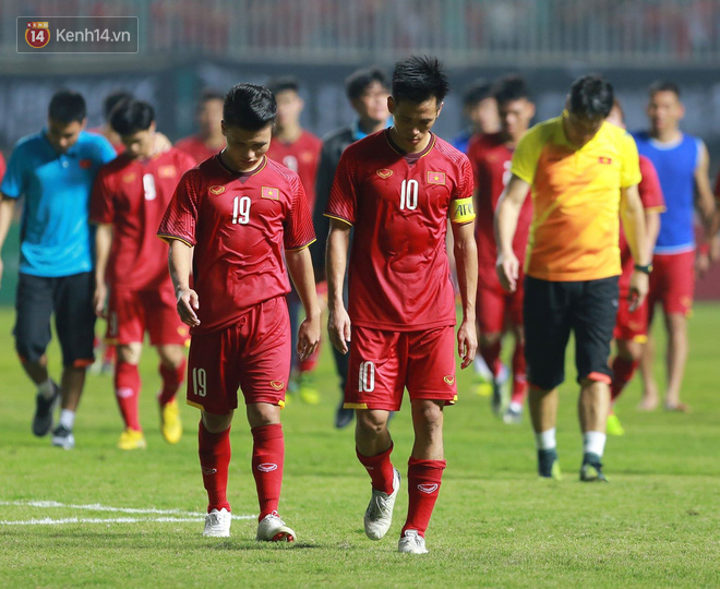 HLV Park Hang Seo cúi đầu giấu nỗi buồn sau trận thua Hàn Quốc - Ảnh 4.