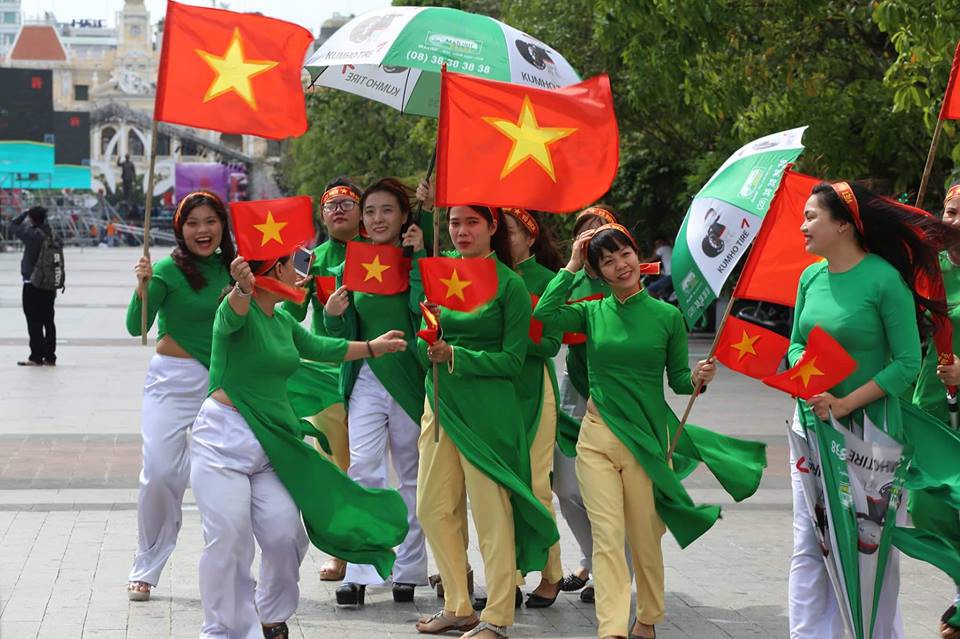 Các cô gái Sài Gòn mặc áo dài, mang cờ đỏ đi cổ vũ tuyển U23 Việt Nam 6 Các cô gái Sài Gòn mặc áo dài, mang cờ đỏ đi cổ vũ tuyển U23 Việt Nam 6