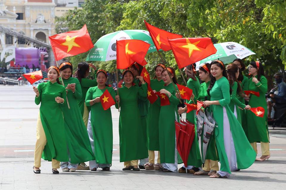 Các cô gái Sài Gòn mặc áo dài, mang cờ đỏ đi cổ vũ tuyển U23 Việt Nam - Ảnh 7.
