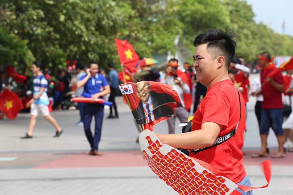 Các cô gái Sài Gòn mặc áo dài, mang cờ đỏ đi cổ vũ tuyển U23 Việt Nam - Ảnh 8.