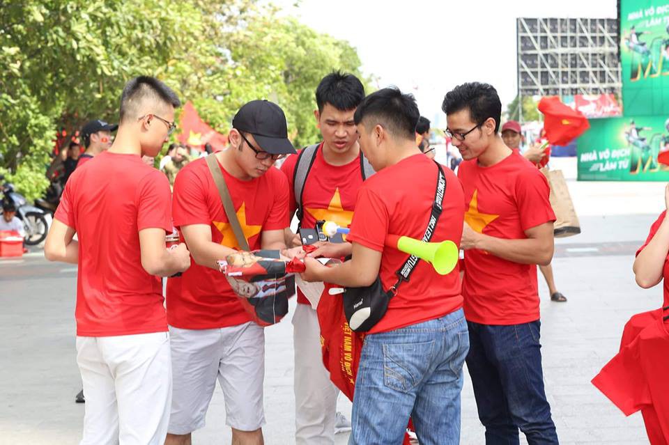 Các cô gái Sài Gòn mặc áo dài, mang cờ đỏ đi cổ vũ tuyển U23 Việt Nam - Ảnh 9.