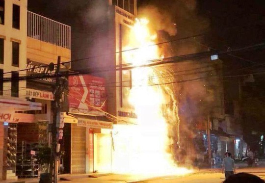 Cháy lớn trên phố sầm uất nhất Thanh Hóa, một ngôi nhà bị thiêu rụi 1