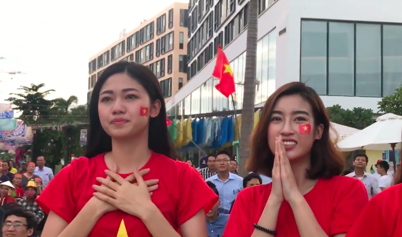 Thanh Tú bật khóc, Mỹ Linh và các thí sinh Hoa hậu Việt Nam 2018 vỡ oà trước cú ghi bàn tuyệt đẹp của Minh Vương - Ảnh 3. Thanh Tú bật khóc, Mỹ Linh và các thí sinh Hoa hậu Việt Nam 2018 vỡ oà trước cú ghi bàn tuyệt đẹp của Minh Vương 2
