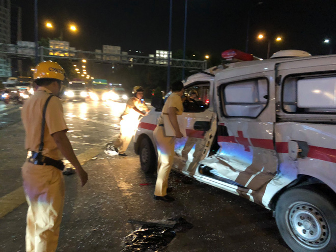 Hãi hùng xe cứu thương biến dạng khi bị container tông giữa đêm ở Sài Gòn - Ảnh 1.