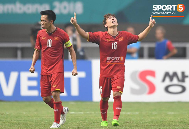 Bàn tay nắm chặt của Văn Quyết và những biểu cảm khiến CĐV nhớ mãi về U23 Việt Nam - Ảnh 3.