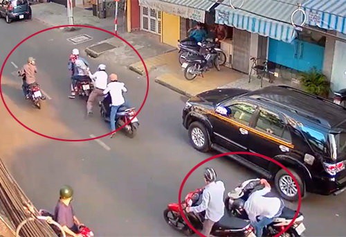 Vừa xuống xe ô tô, người phụ nữ bị cướp hơn 200 triệu đồng ở Sài Gòn - Ảnh 1.