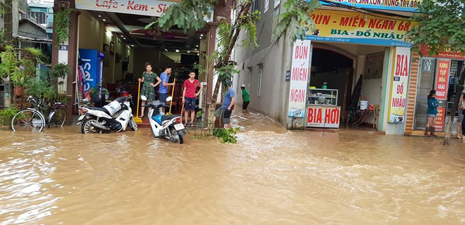 Kho hàng siêu thị ở Sơn La bị lũ cuốn, người dân bất chấp nước chảy siết lao ra vớt - Ảnh 7.