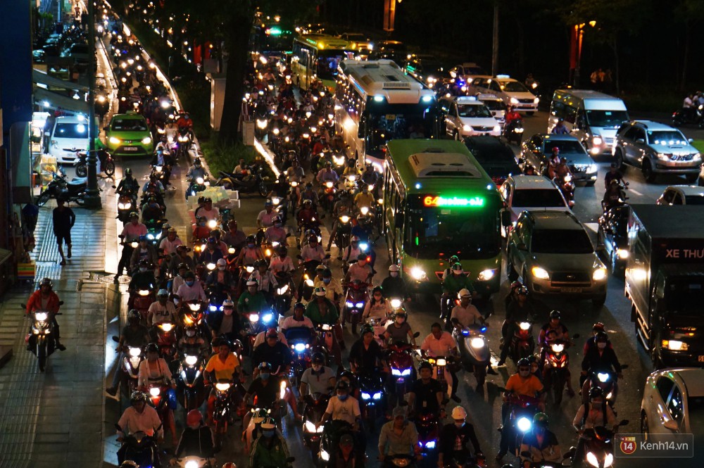 Kẹt xe kinh hoàng trên đường vào sân bay Tân Sơn Nhất, người dân bỏ ô tô bắt xe ôm để kịp giờ check-in - Ảnh 16.