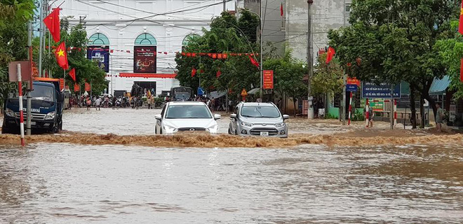Kho hàng siêu thị ở Sơn La bị lũ cuốn, người dân bất chấp nước chảy siết lao ra vớt - Ảnh 5.