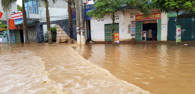 Kho hàng siêu thị ở Sơn La bị lũ cuốn, người dân bất chấp nước chảy siết lao ra vớt - Ảnh 8.