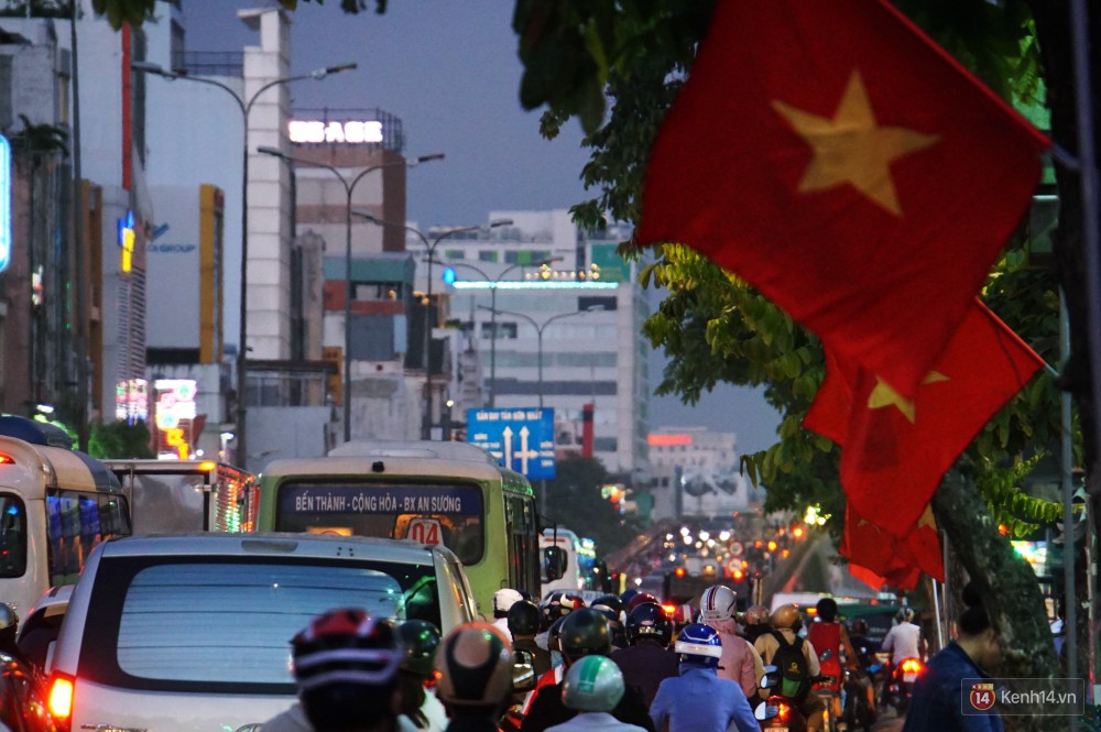 Kẹt xe kinh hoàng trên đường vào sân bay Tân Sơn Nhất, người dân bỏ ô tô bắt xe ôm để kịp giờ check-in - Ảnh 14.