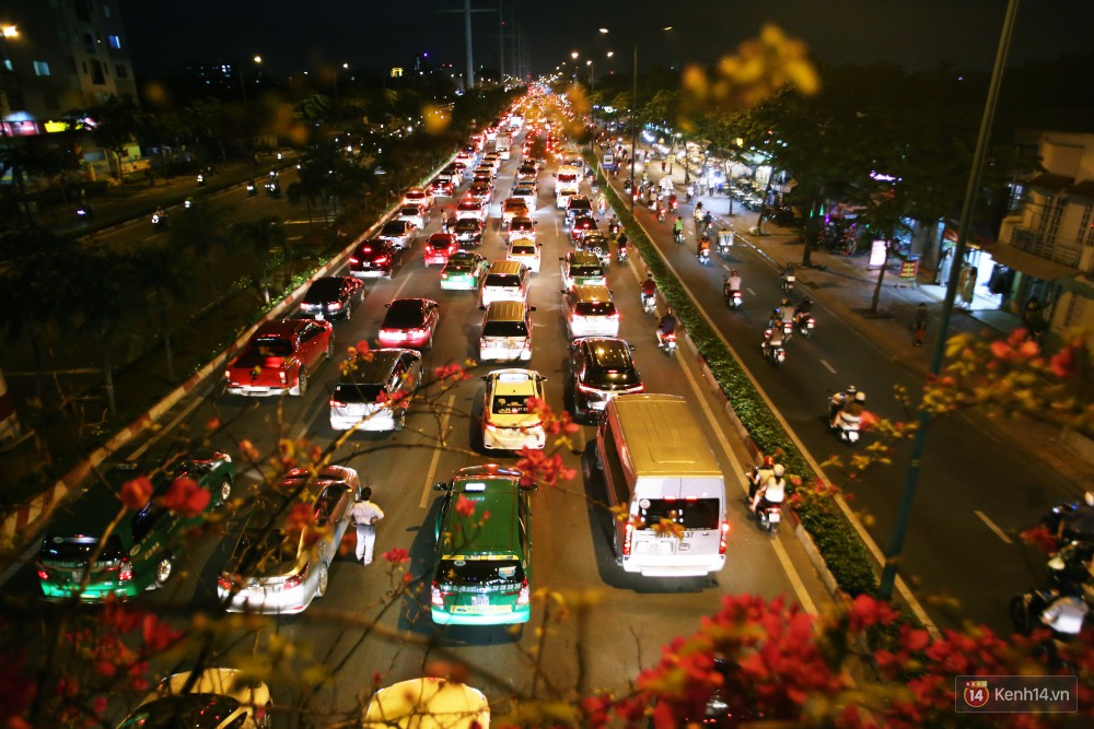 Kẹt xe kinh hoàng trên đường vào sân bay Tân Sơn Nhất, người dân bỏ ô tô bắt xe ôm để kịp giờ check-in - Ảnh 6.
